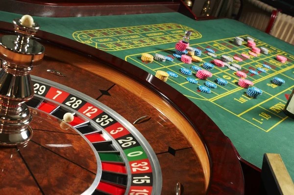 tango77 Hip Hop Panda slot game showing five reels with panda and musical symbols, payline indicators, and spin button
